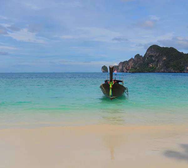 Bateau à queue longue sur la mer plage tropicale Image En Vente