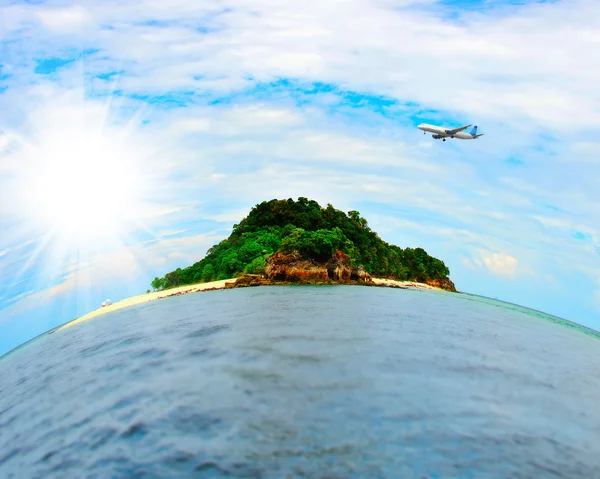 Plage tropicale ensoleillée sur l'île — Photo