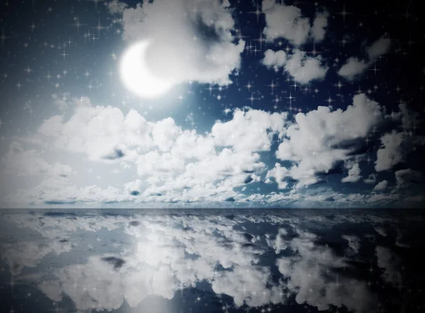 Голубое солнечное небо с облаками — стоковое фото