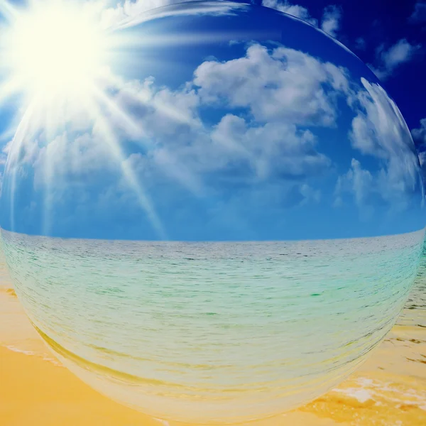 Zonnige tropisch strand op het eiland — Stockfoto