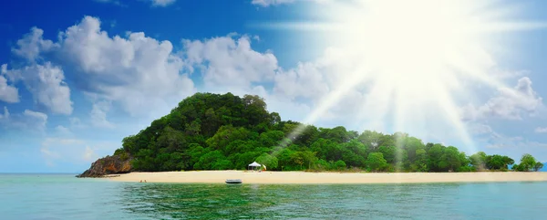 द्वीप पर सनी उष्णकटिबंधीय समुद्र तट — स्टॉक फ़ोटो, इमेज