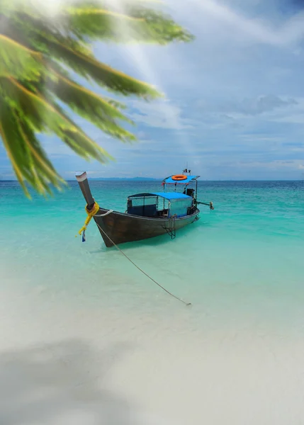 Barco de cola larga en la playa tropical del mar — Foto de Stock