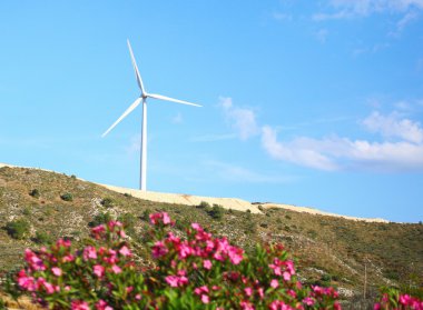 hill güneşli büyük yel değirmeni