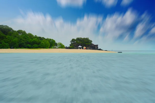 Zonnige tropisch strand op het eiland — Stockfoto