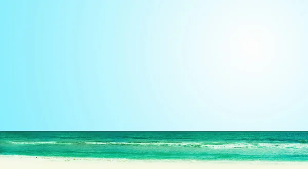 Сонячний тропічний пляж на острові — стокове фото