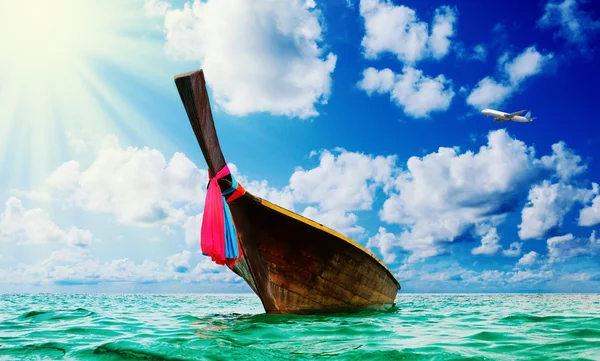 Barco de cola larga en la playa tropical del mar —  Fotos de Stock