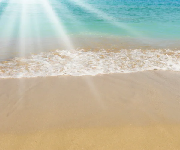 Adada güneşli tropikal plaj — Stok fotoğraf