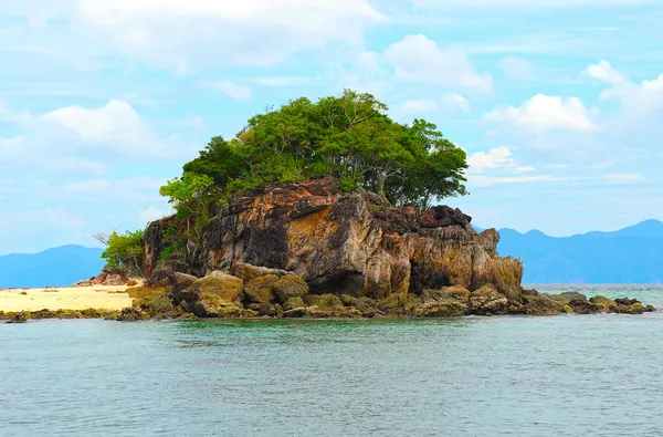 Sunny spiaggia tropicale sull'isola — Foto Stock