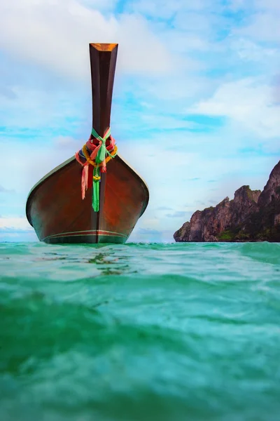 Longtail łodzi na tropikalnej plaży — Zdjęcie stockowe