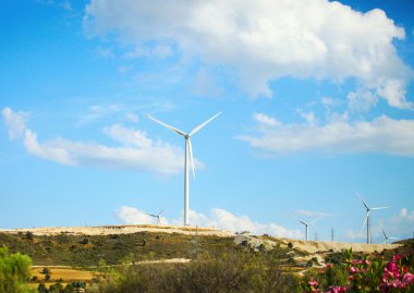 hill güneşli büyük yel değirmeni