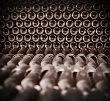 eski şişe kırmızı şarap