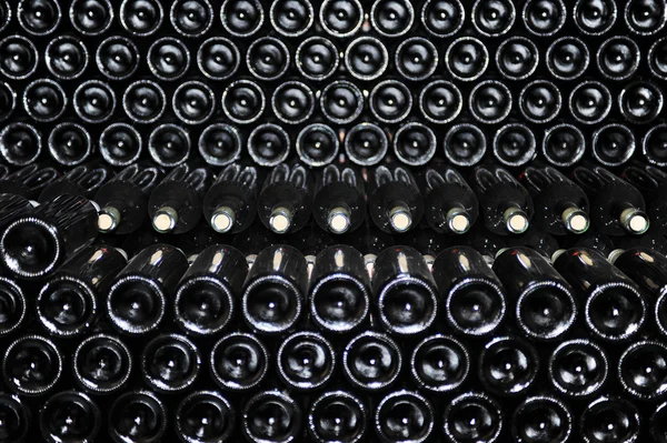 Viejas botellas de vino tinto —  Fotos de Stock