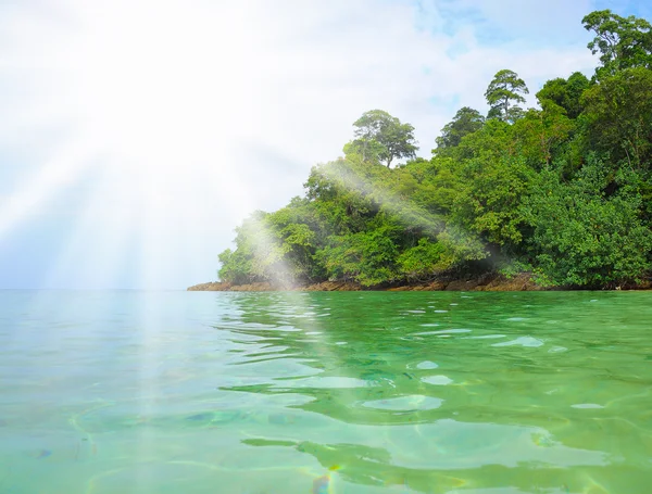 Tropický ostrov v otevřeném moři — Stock fotografie