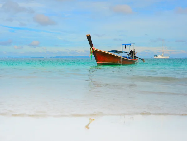 Barco de cola larga en la playa tropical del mar — Foto de Stock