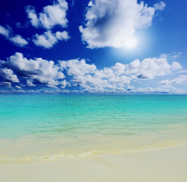 Plage tropicale ensoleillée sur l'île — Photo