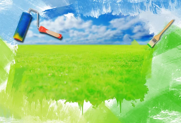 Зеленая трава против голубого солнечного неба — стоковое фото