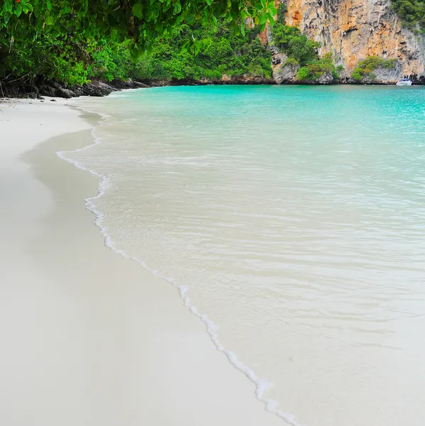 Plage tropicale ensoleillée sur l'île — Photo