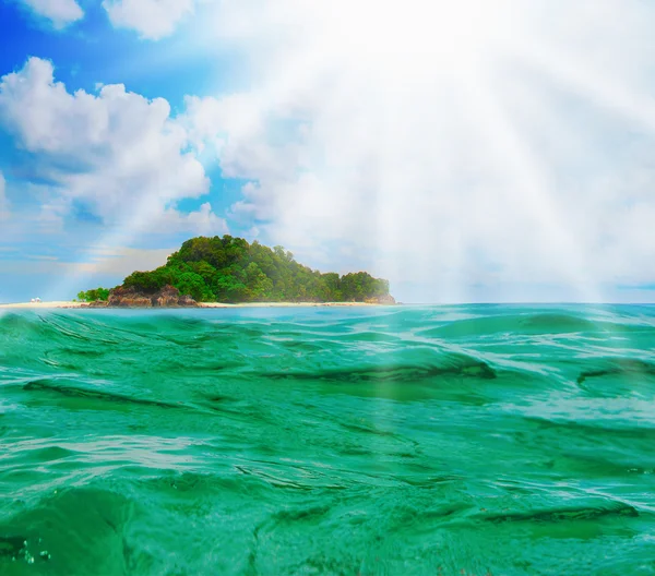 Zonnige tropisch strand op het eiland — Stockfoto