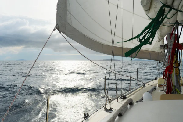 Jacht na otwartym morzu — Zdjęcie stockowe