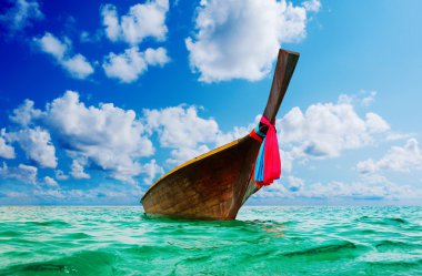 Longtail tekne deniz tropikal plaj