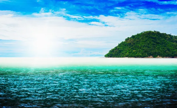 Plage tropicale ensoleillée sur l'île — Photo