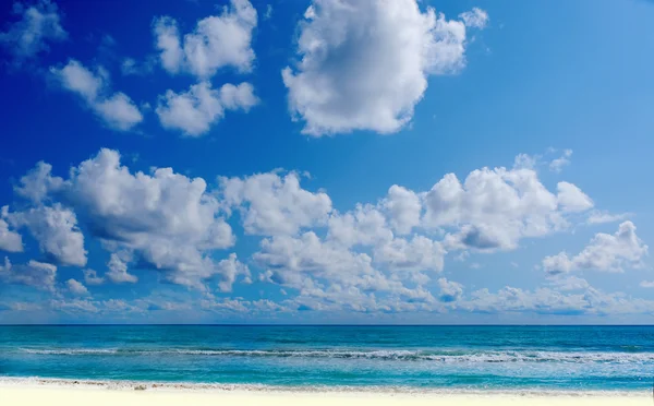 Zonnige tropisch strand op het eiland — Stockfoto