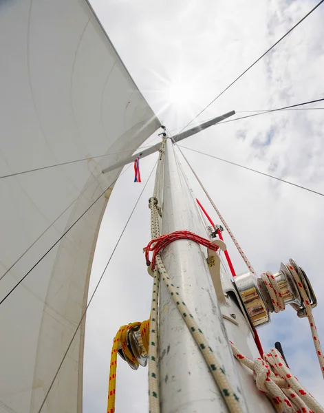 Yacht i det öppna havet — Stockfoto