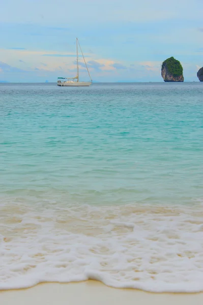 Sonniger tropischer Strand auf der Insel — Stockfoto