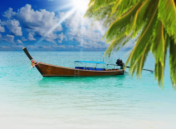 Bateau à queue longue sur la mer plage tropicale — Photo