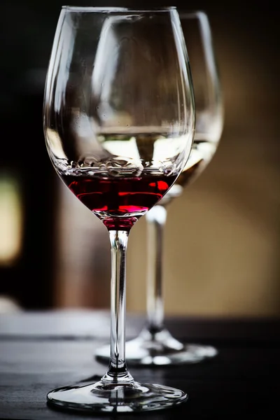 Bir kadeh kırmızı beyaz şarap. — Stok fotoğraf