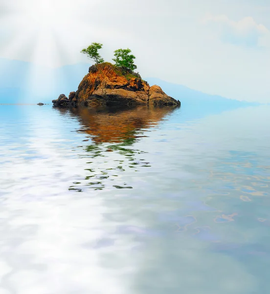 Plage tropicale ensoleillée sur l'île — Photo