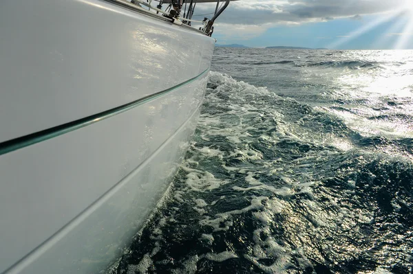 Jacht in volle zee Stockfoto