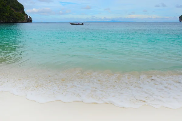 Longtail lodí na pláži tropického moře — Stock fotografie