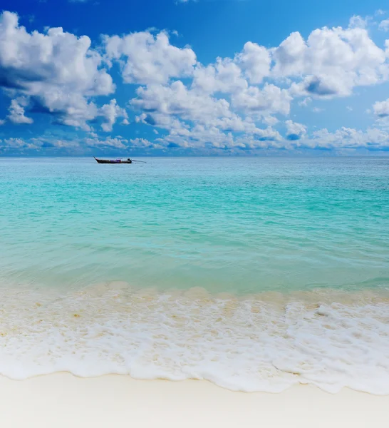 Soliga tropisk strand på ön — Stockfoto