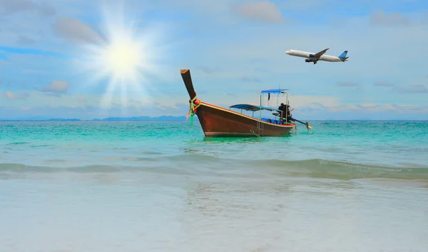 Longtail boot op de zee tropisch strand — Stockfoto