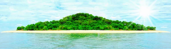 Zonnige tropisch strand op het eiland — Stockfoto