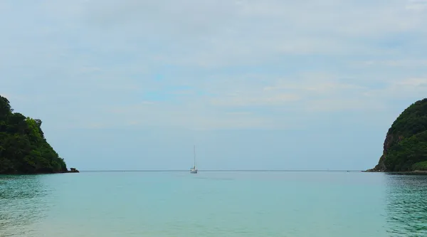 Солнечный тропический пляж на острове — стоковое фото