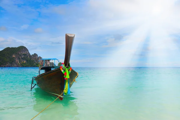 Bateau à queue longue sur la mer plage tropicale — Photo