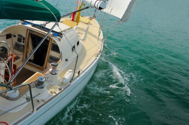 Açık denizde bir yat.