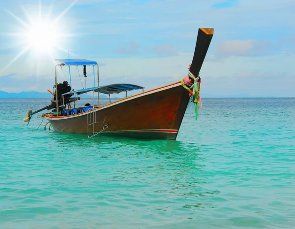 Barca a coda lunga sul mare spiaggia tropicale — Foto Stock