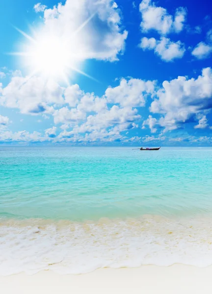 Zonnige tropisch strand op het eiland — Stockfoto