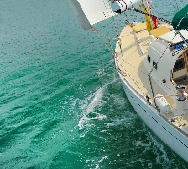 Yacht i det öppna havet — Stockfoto