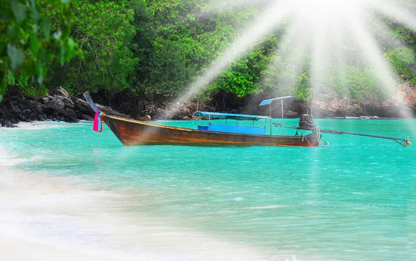 Довгохвостий човен на морському тропічному пляжі — стокове фото