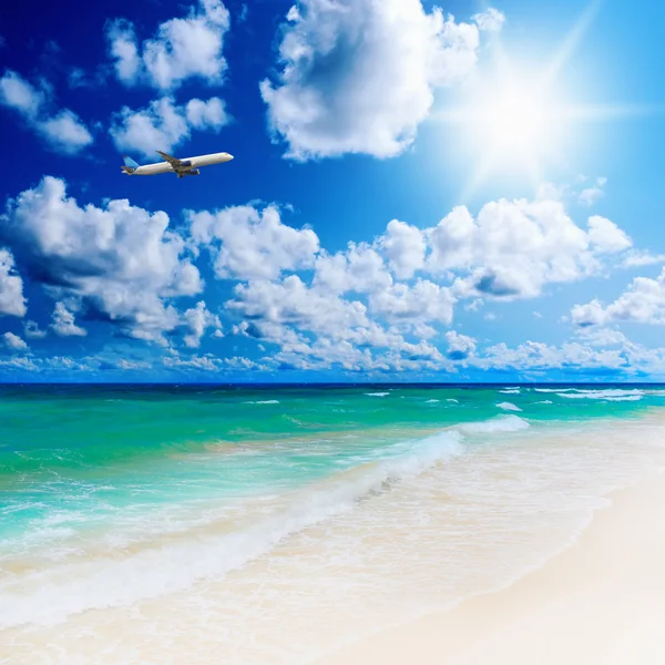 在岛上的阳光热带海滩 — 图库照片