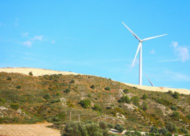 hill güneşli büyük yel değirmeni