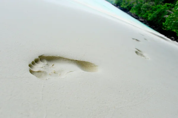 Trail barefoot voeten in het zand — Stockfoto