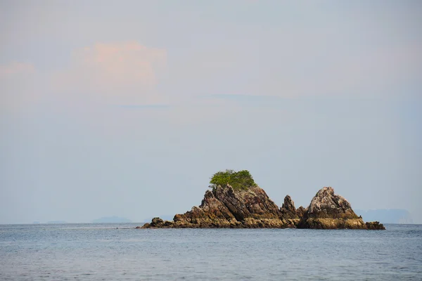 Isola tropicale in mare aperto — Foto Stock