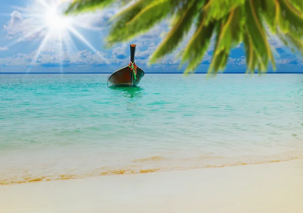 Longtail boot op de zee tropisch strand — Stockfoto