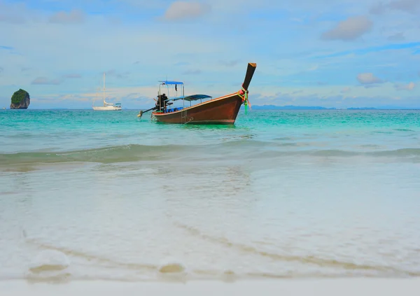 Barco de cola larga en la playa tropical del mar — Foto de Stock