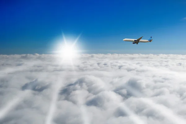 Céu ensolarado azul com nuvens — Fotografia de Stock